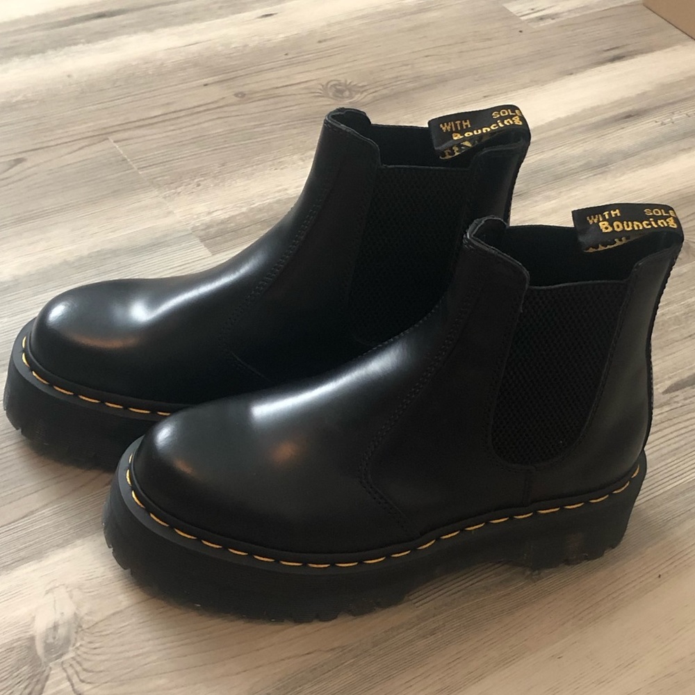 Dr. Marten 2976 Quad Platform Chelsea Boot size 8 New